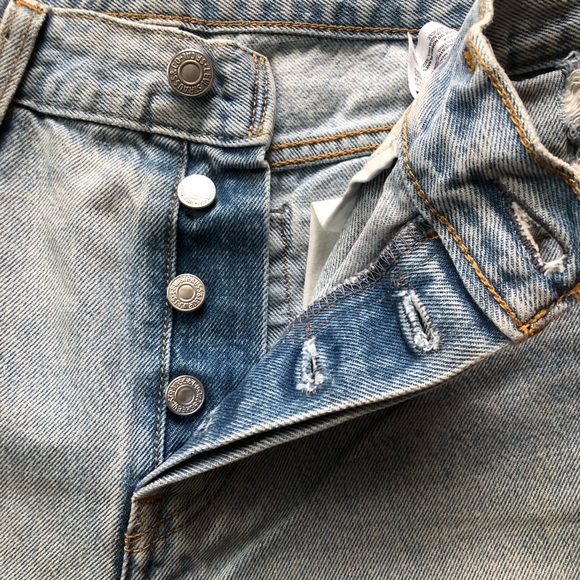 Levi’s Distressed Ankle Jeans Light Wash Women’s Size 29 - Picture 8 of 14